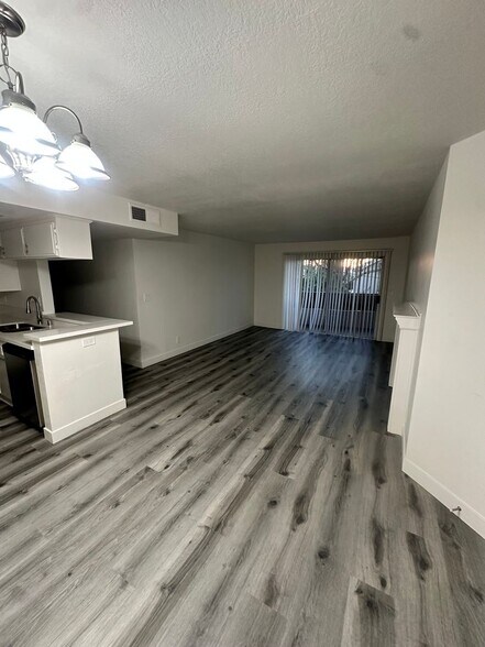 Building Photo - The Premier on Moorpark