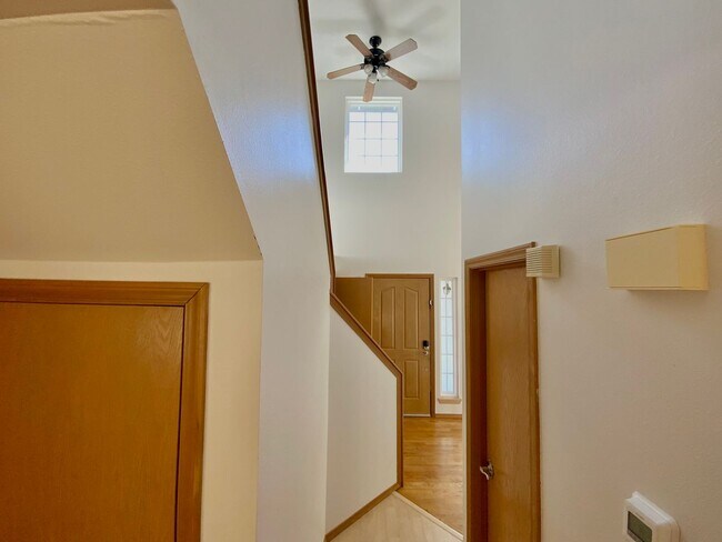 Building Photo - Stunning 4 Bedroom/2.5 bath- Move-In Ready Home with Private Backyard