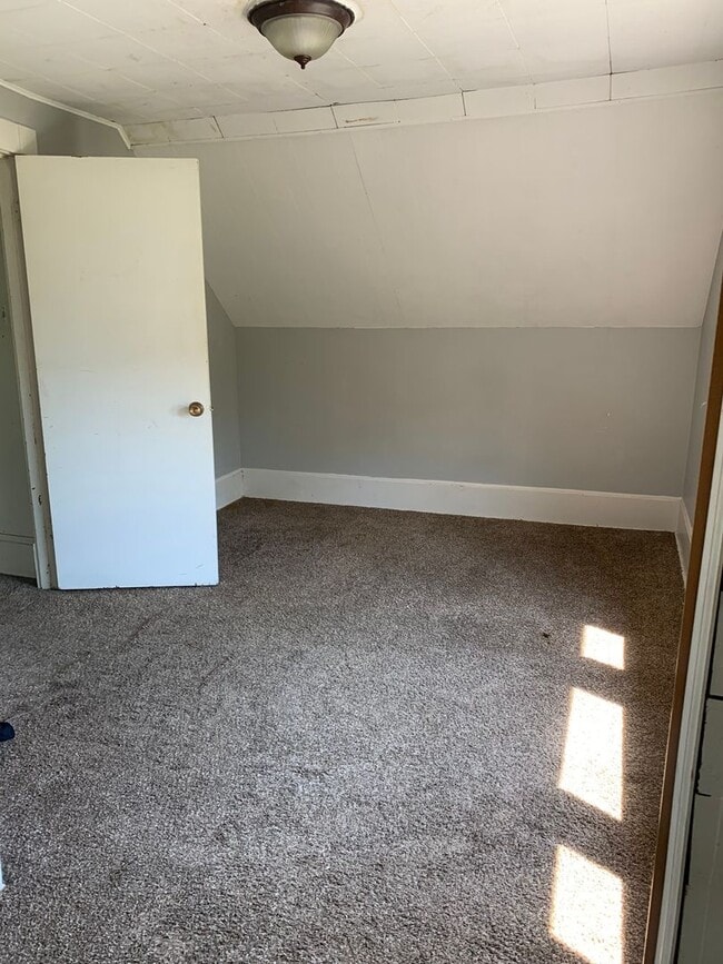 Building Photo - 5 bedroom 1 bath house - Near downtown!