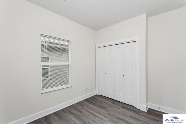 Building Photo - 3 bed, 2 bath duplex SE Wichita