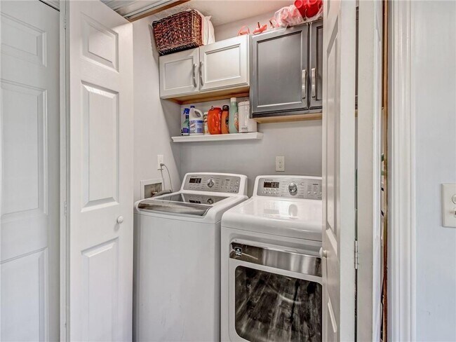 Building Photo - 3840 Forsythia Way