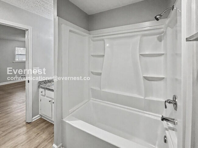 Building Photo - 2 Bed, 2 Bath Home with Fenced Yard & Garage / Pet-Friendly / Available Now!