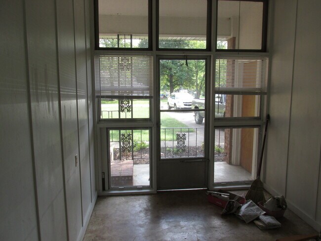 Building Photo - ***342 SW D Street***