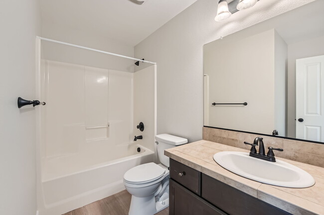 Hall Bath - 4557 SE Satinwood St