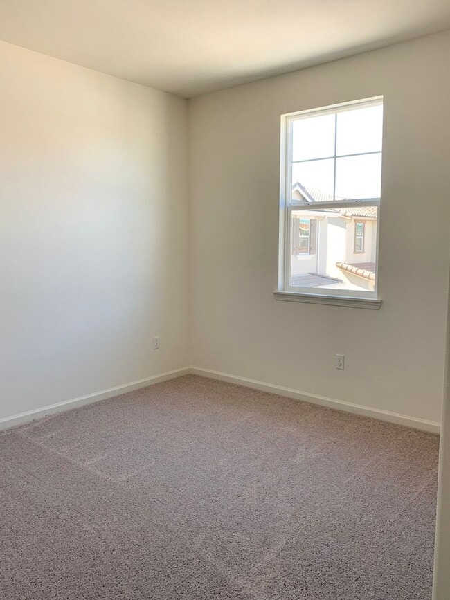 Building Photo - 2025 Built 3/2.5 in Hollister