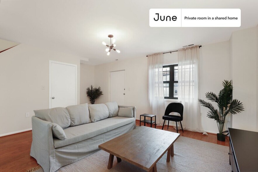 Building Photo - Room in Shared 5 bed/2 bath home in Logan Circle