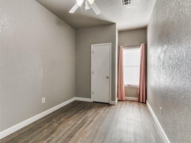 Building Photo - 617 Golden Eagle Dr