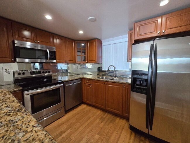 Building Photo - 9351 Fontainebleau Blvd