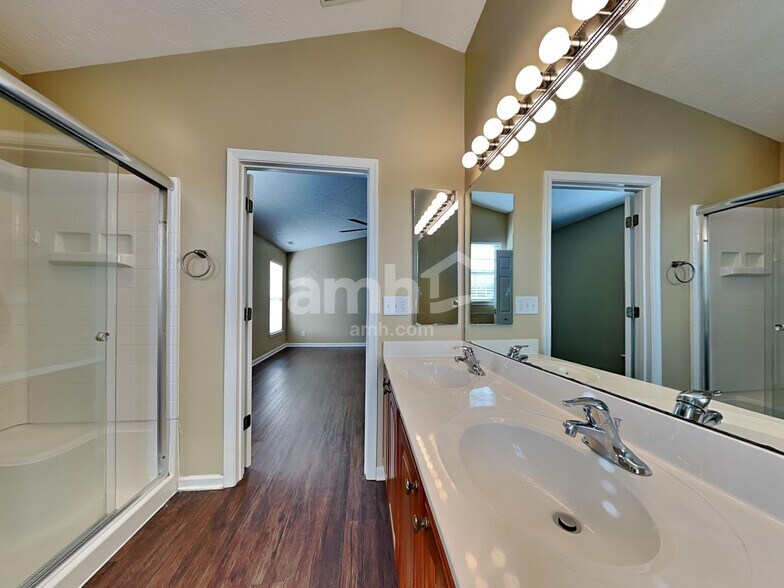 Building Photo - 285 Coyote Dr