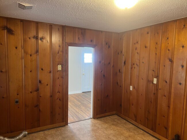 Building Photo - 3 Bed 1 Bath Home