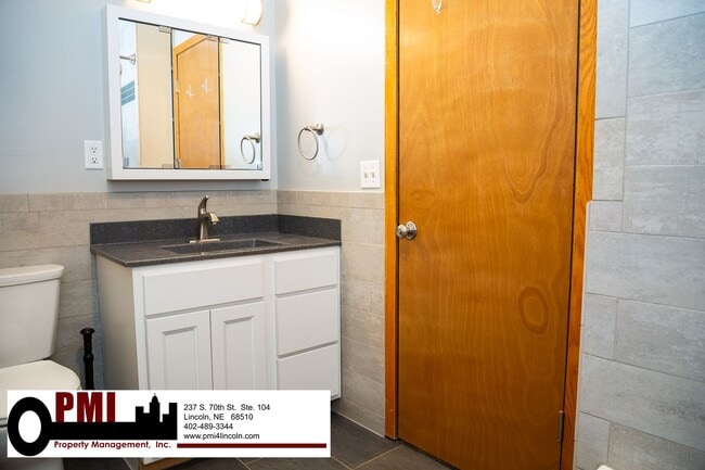 Building Photo - 3 Bedroom and 1.5 bathroom House for rent