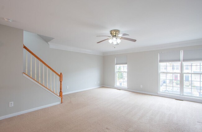Building Photo - Great Views Overlooking the Golf Course - Large 3 Bedroom End unit TownHouse