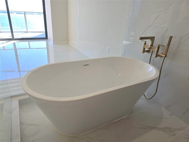 Building Photo - 700 NE 24th St