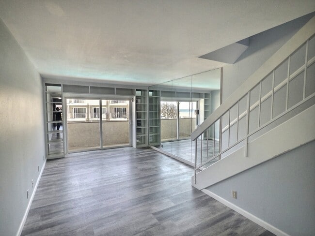 Building Photo - 325 E Surfside Dr