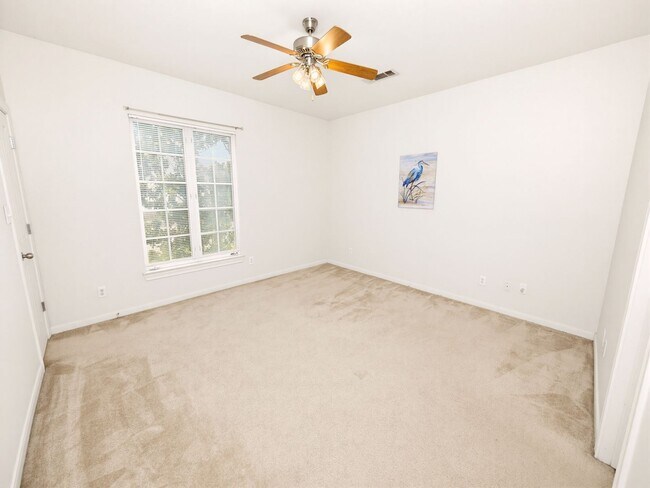Building Photo - 2 bedroom Townhouse at Lake Beau Pre