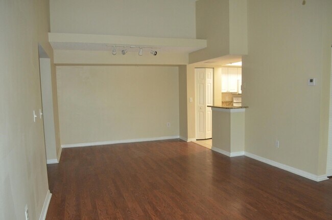 Building Photo - 900 Crestwood Ct S