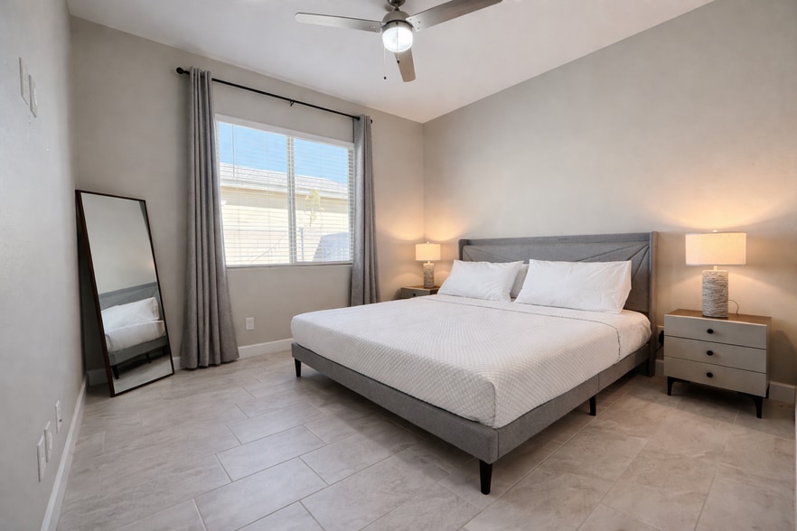 Building Photo - 2506 E Pleasant Ln