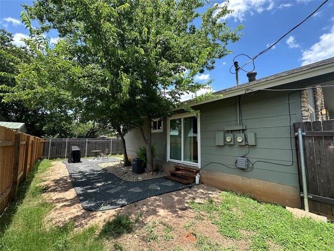 Building Photo - 2402 Parker Cir