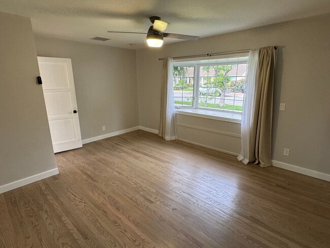 Building Photo - Beautiful 3 bedroom 2 bath Pool Home...  this one is a SHOW STOPPER