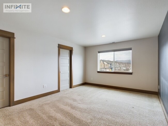 Building Photo - 3 Bedroom with Fenced Yard