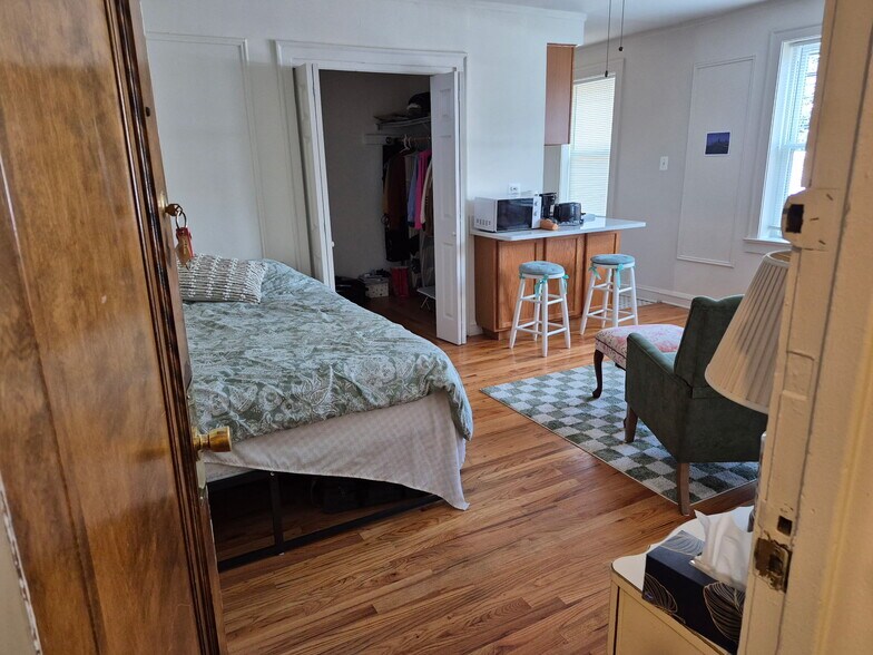 Large studio - 4531 Ashland N Ave