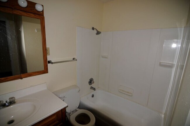 Full Bathroom - 4 Devon Ct