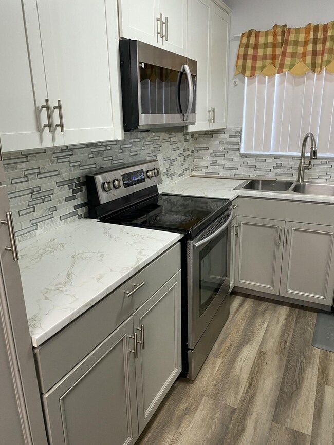 Building Photo - 6890 Royal Palm Blvd