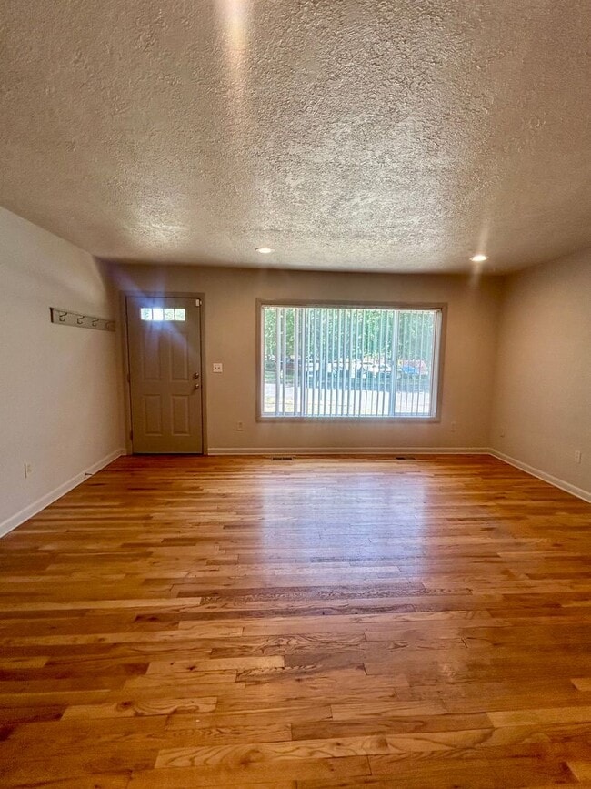 Building Photo - Three Bedroom Home (NE Salem)- W/D Hookup & Fenced Backyard