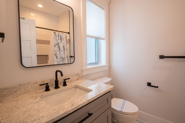 Building Photo - OFF-SEASON FURNISHED BEACH HOUSE AVAILABLE THRU BEGINNING OF APRIL