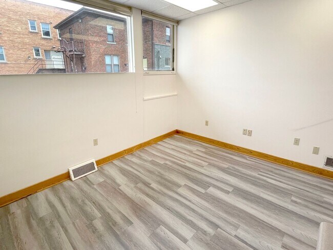 Building Photo - 1920 Monroe St