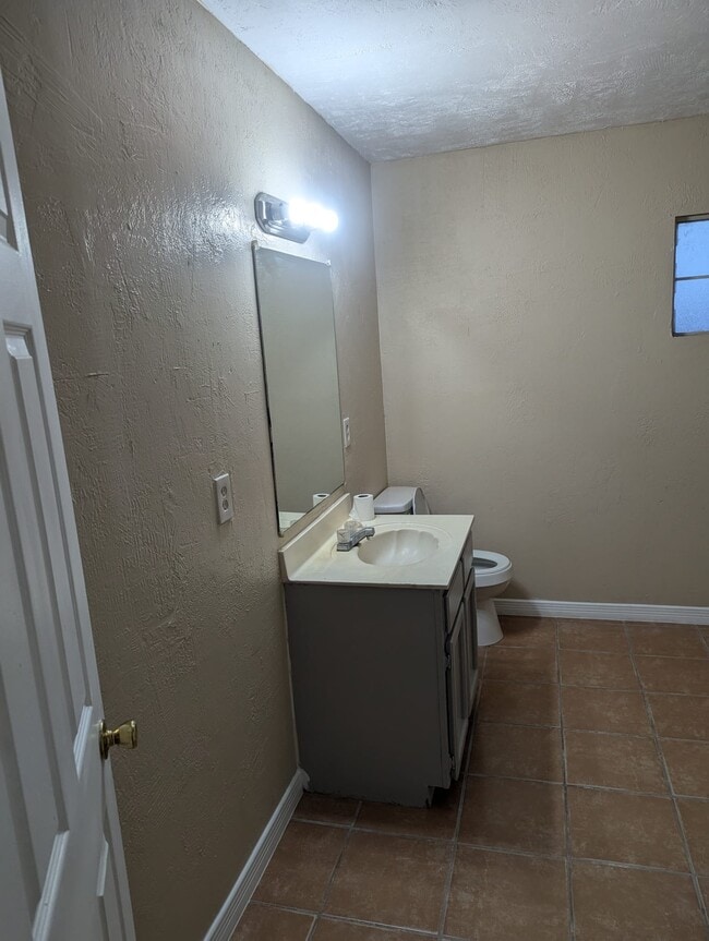 Building Photo - 14633 Valentin Dr