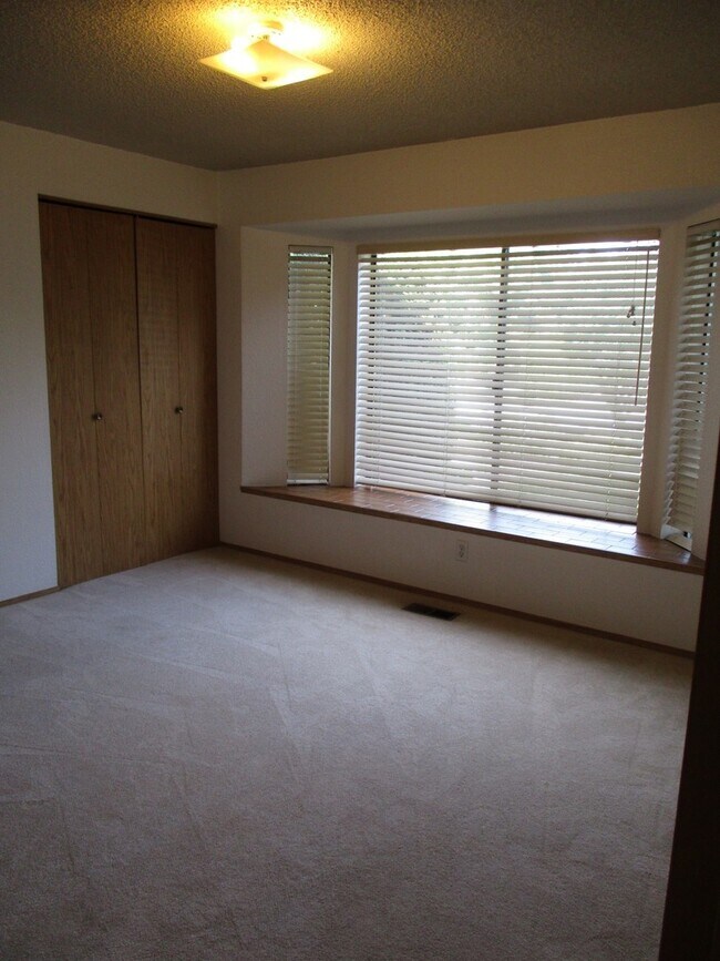 Building Photo - 2 Bedroom 1 Bathroom Rambler walking dista...