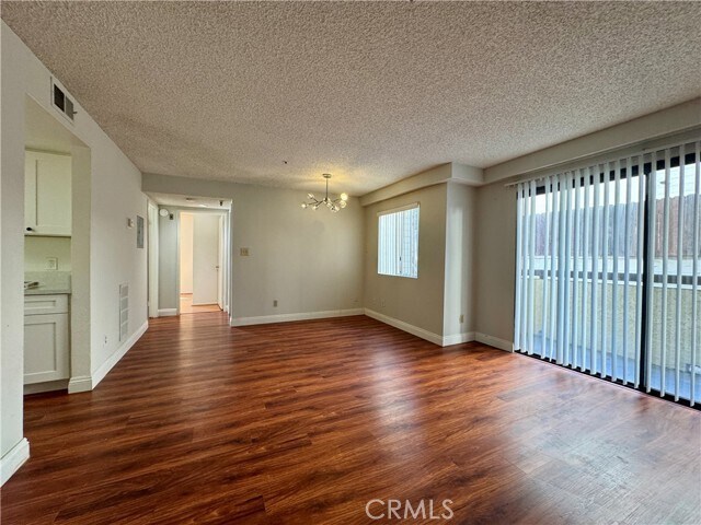 Building Photo - 987 E Del Mar Blvd