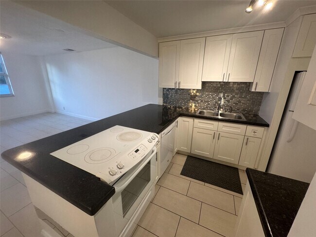 Building Photo - 336 N Birch Rd