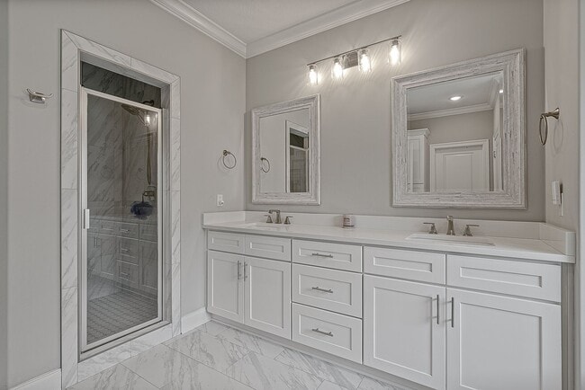 Building Photo - Rare Executive Rental in Desirable South J...