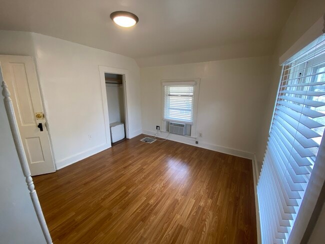 Building Photo - 418 N Van Buren St