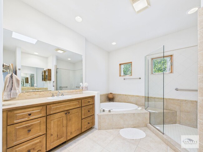 Building Photo - Beautifully Done Custom Built Townhouse wi...