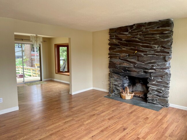 Building Photo - Charming 3 Bed 2.5 Bath Home in Newcastle