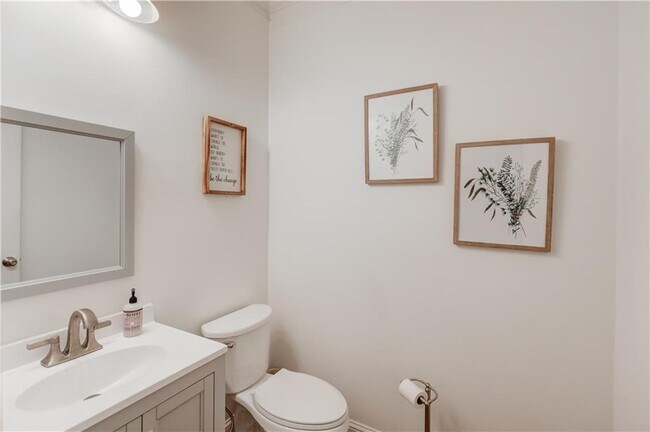 Building Photo - 2870 Roanoke Rd