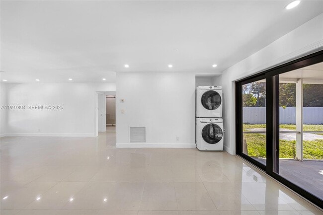 Building Photo - 2318 Scott St