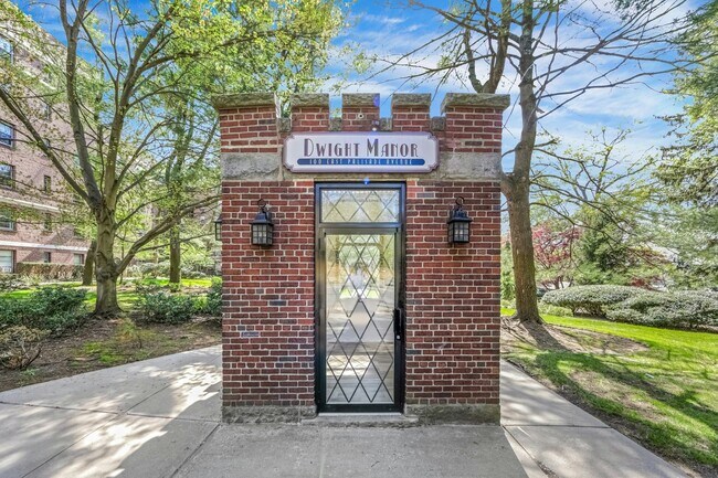 Building Photo - 100 E Palisade Ave