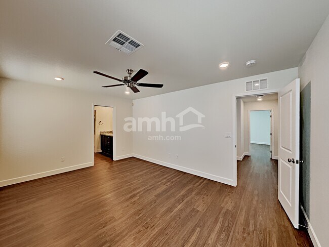 Building Photo - 1518 Golden Hour Ave