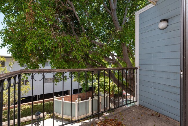 Building Photo - Updated private 2 bedroom/2.5 townhouse in...
