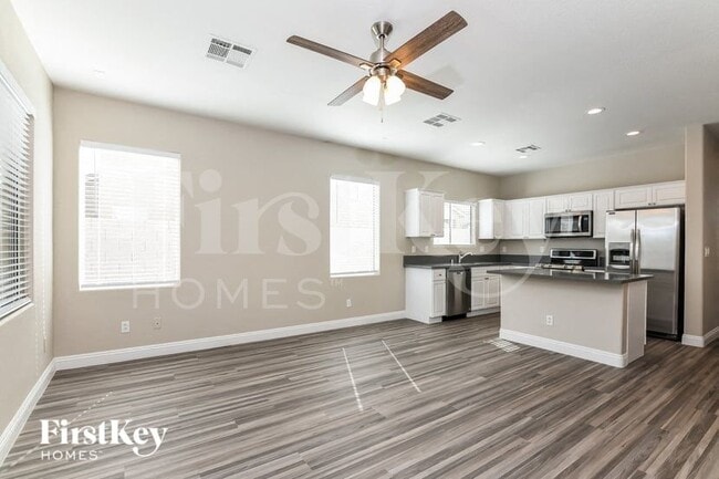 Building Photo - 934 E Shady Charmer Ave