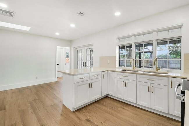 Building Photo - 1009 Alamanda Dr