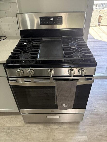 Stove - 114 Greenway Blvd