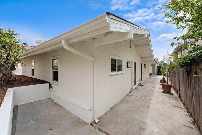 Building Photo - 240 Avenida Lobeiro