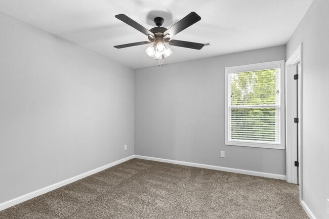 Building Photo - 2 Bedroom Pet Friendly Townhome For Rent N...