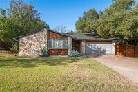 Building Photo - 1104 Durham Dr