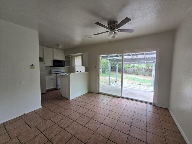 Building Photo - 1109 Village Green Dr